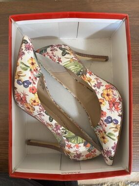 Guess White Floral Pointed-Toe Stiletto Pumps